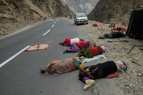 शेजारच्या गावातली वरात अडवण्यासाठी रस्त्यावर झोपलेले कामगार
