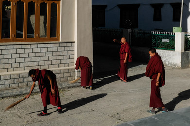 मॉनेस्ट्रीमध्ये साफसफाई करणारे बौद्ध भिख्खू